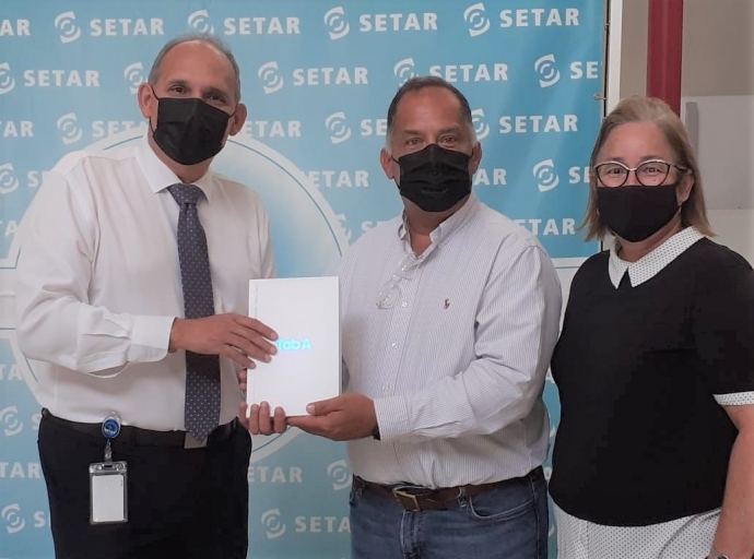 Varios scol secundario a haya 800 tablets donacion di SETAR 