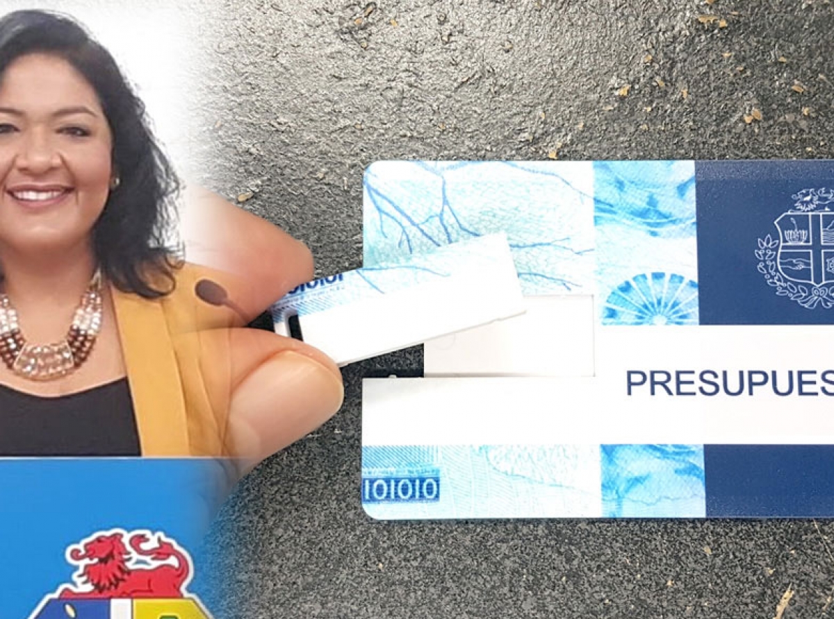 Minister Xiomara Maduro a entrega prensa ‘Presupuesto 2021’ riba un USB Stick