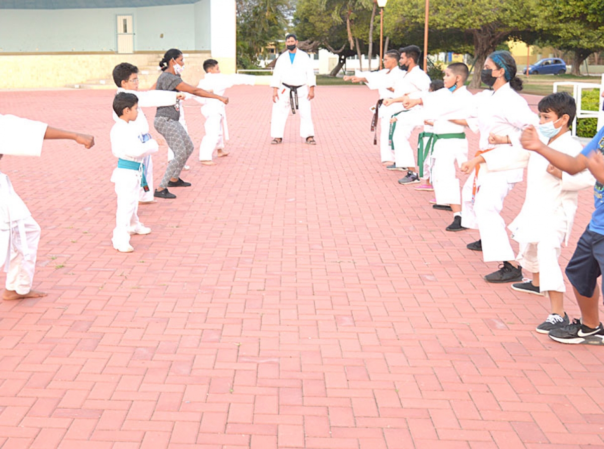 Haciendo training di Karate den aire libre