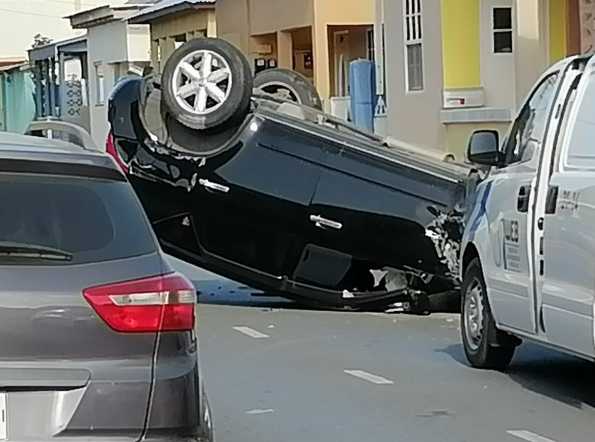 Señora na stuur a perde control di su auto,  dal contra di un cas y bolter na Bernhardstraat