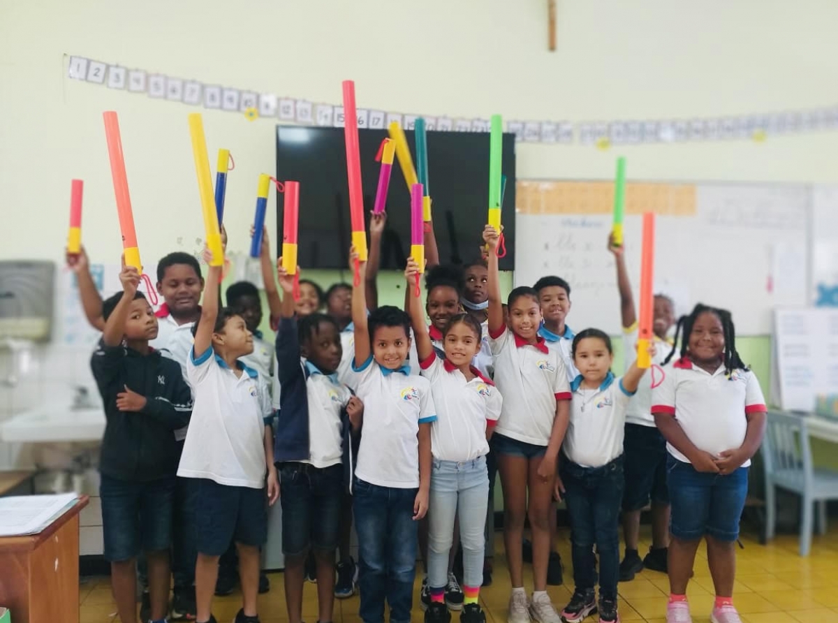 Leerorkest Aruba a haya donacion di instrumentonan musical pa e muchanan