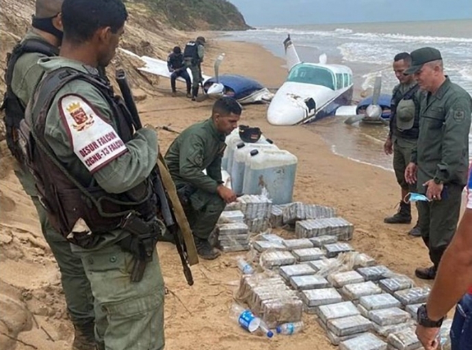 Avion pirata yena cu droga a ditch na estado Falcon