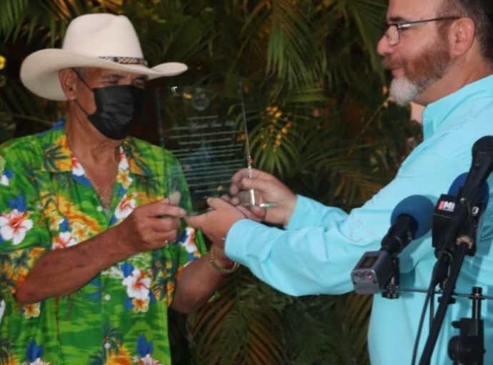 Homenahe na inventornan di e bebidanan autentico di e isla: 'Aruba Ariba' y 'Natural Bridge'