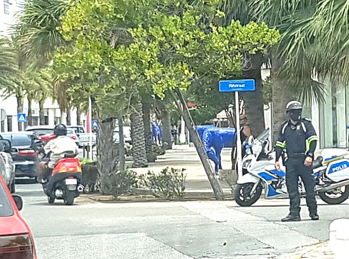 Diabierna tabatin hopi Polis vigilando tur rond di Playa