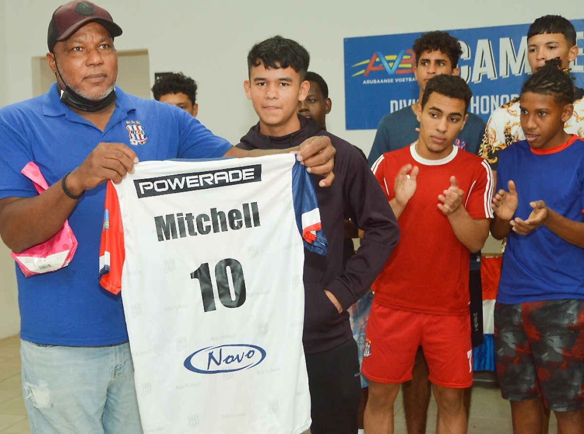 Futbolista Mitchell Laclé rumbo pa sigui studia na Merca
