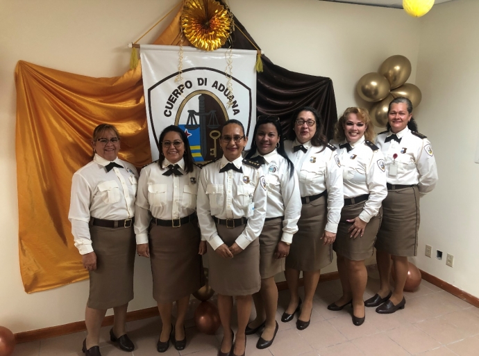 Departamento di Aduana a tene ceremonia pa honra 8 empleado cu nan promocion y cambio di insignia