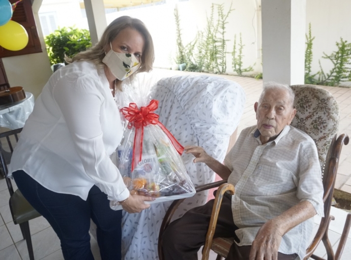 Prome Minister Evelyn Wever-Croes a felicita Papa Frans pa su 103 aña di experiencia