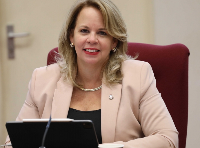 Prome Minister Evelyn Wever-Croes a felicita tur enfermero riba nan dia