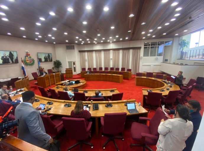 Den Parlamento a debati con e control por a faya asina tanto den RdA