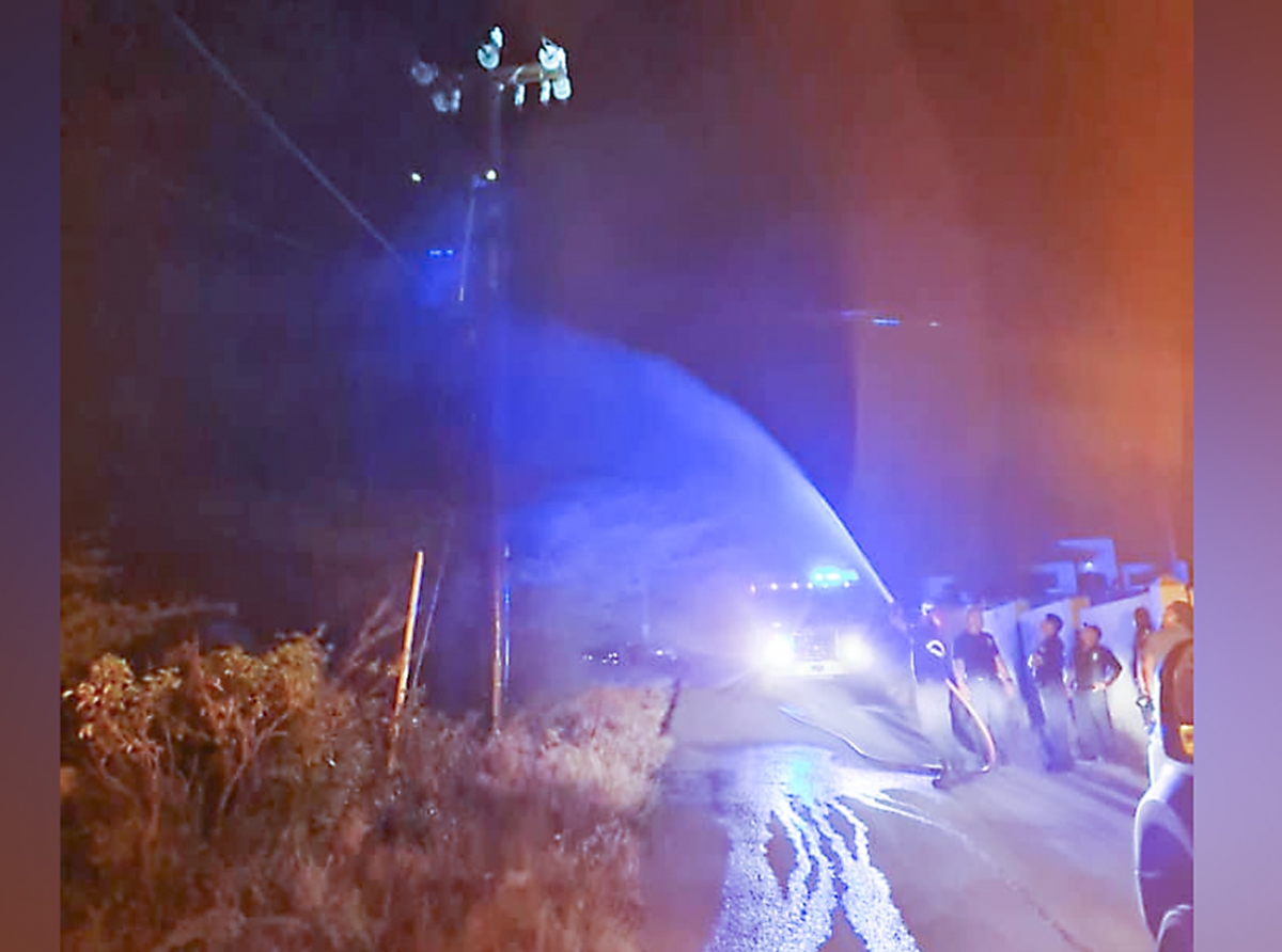 Palo di Luz na candela a laga varios bario casi 3 ora sin coriente