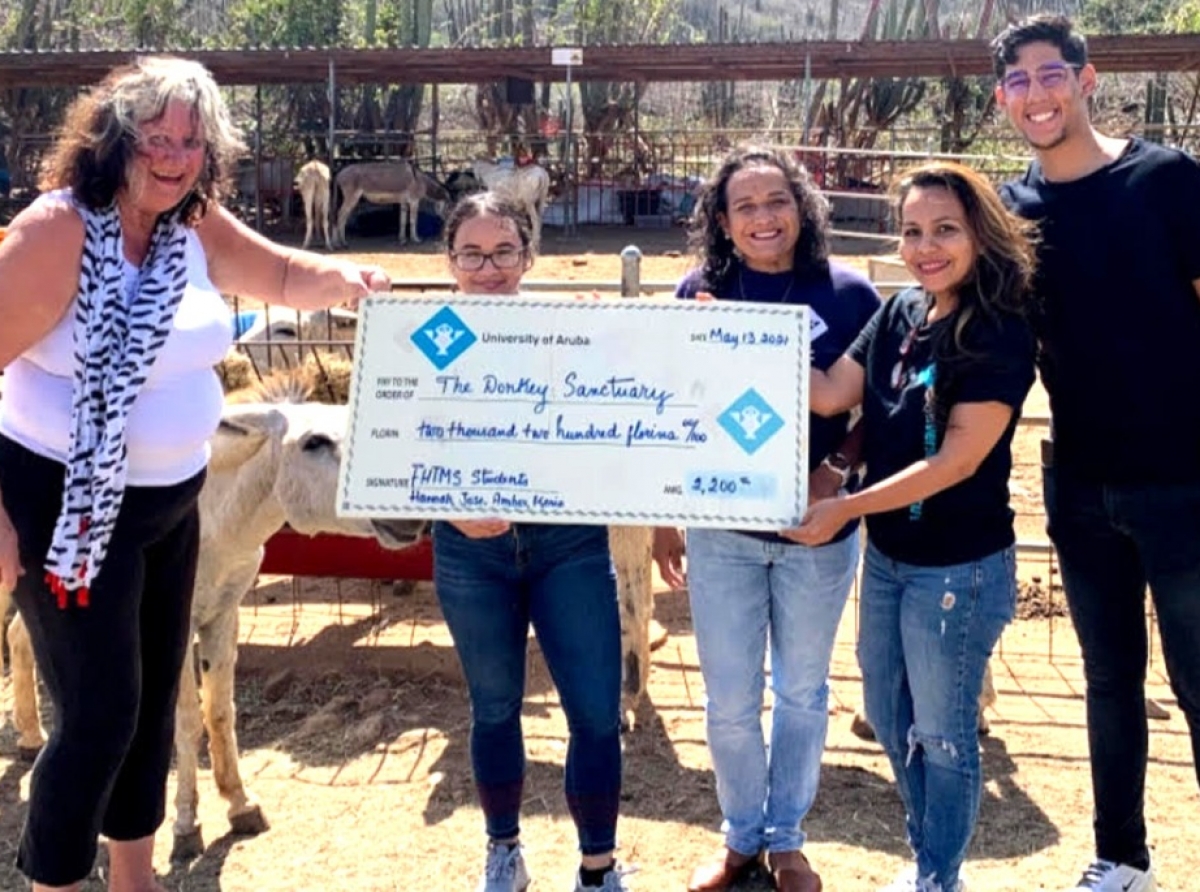 Studiantenan di Facultad di Turismo cu donacion na Fundacion Salba Nos Burico