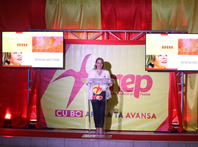 Evelyn Wever-Croes mustrando cu tur hende por download Programa di Partido MEP pa gobernacion 2021-2025