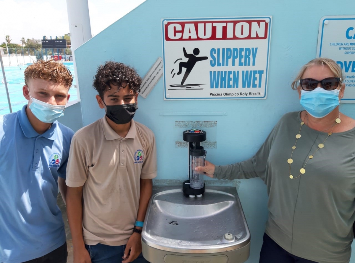 Sector Tecnico di EPB - San Nicolas a instala tres YAKU-Waterdispenser alternativo pa Aruba Aquatics Federation na Piscina Olimpico Roly Bisslik