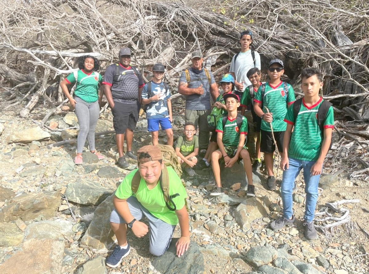 Ex-Park Ranger a bay yuda grupo di Scout den Parke Arikok