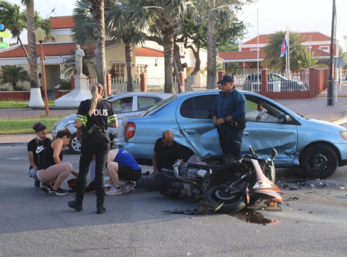 Manehador di brommer a keda herida benta riba vloer durante accidente mainta tempran