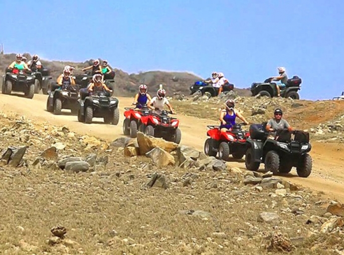 Compania di UTV a actua contra turistanan cu a bay core den Bubali Plas
