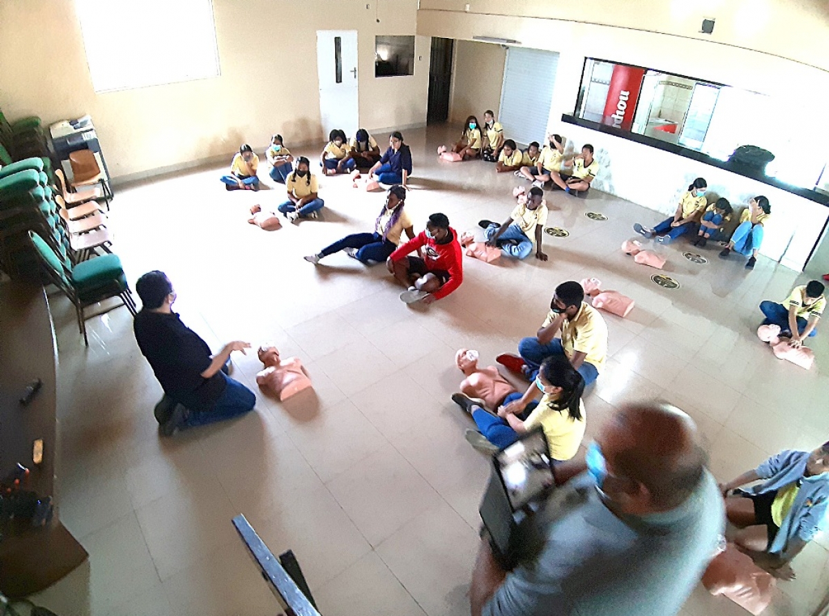 Johan Richardson a patrocina full un klas di Pius X School pa nan haya curso di CPR