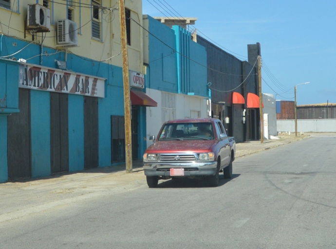 Dos hoben cu a tira Suyari mata ta meti tambe den tiramento drive-by dilanti American Bar