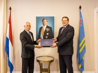 Gobernador Boekhoudt a entrega condecoracion na Gerrit H. Griffith