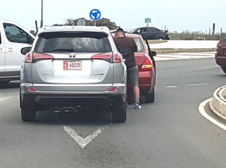 Prome bo subi un caminda corda check si e auto bo dilanti a bay tambe