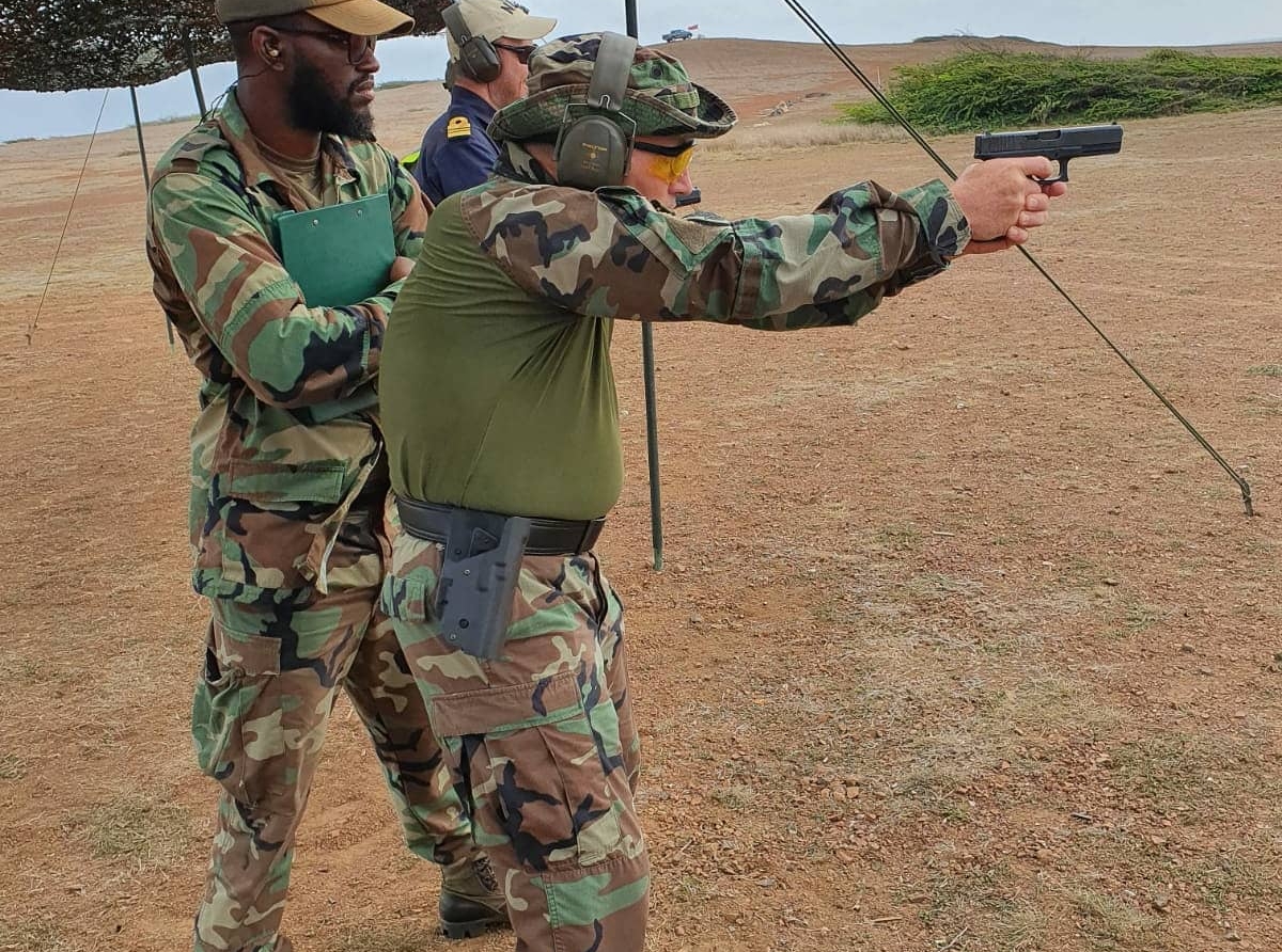 Militarnan Hulandes hayando training di tiro den Caribe