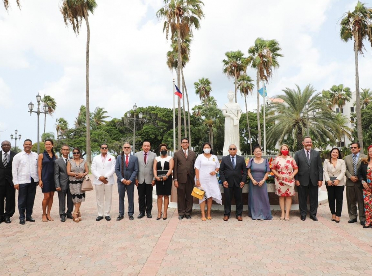 Ministro Xiomara Maduro a felicita comunidad Filipino pa celebracion di nan 123 aña di Independencia