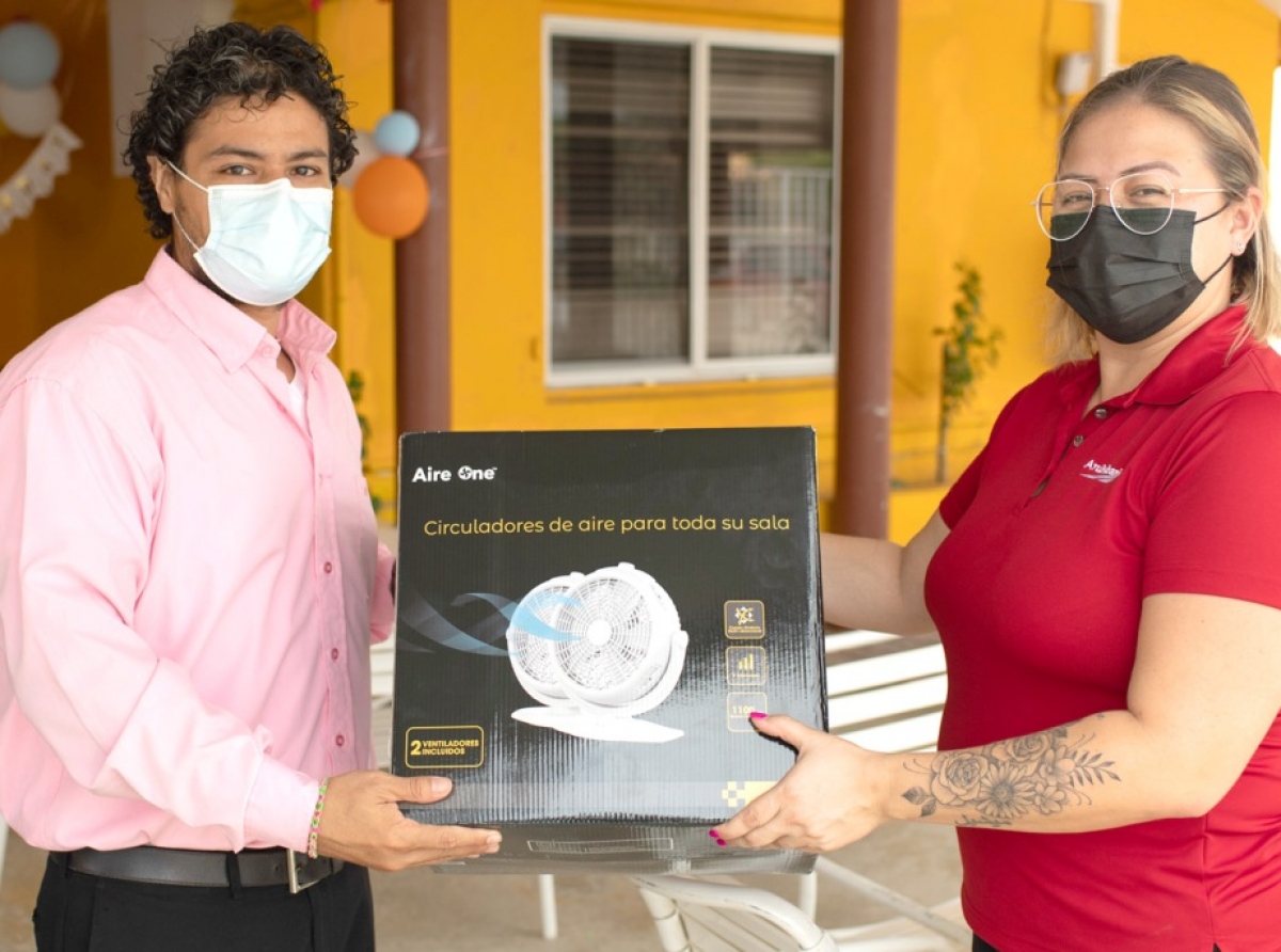 Aruba Bank a yuda clientenan di Ambiente Feliz alivia calor un tiki