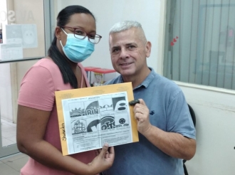 Feliz ganador di Fruta Cosecha a ricibi su premionan