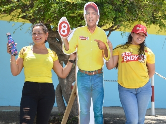 Nan ta pose cu nan 'cut-out life' size di Endy
