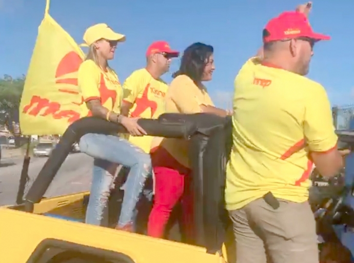 Xiomara Maduro a vota na Centro di Bario Tanki Leendert