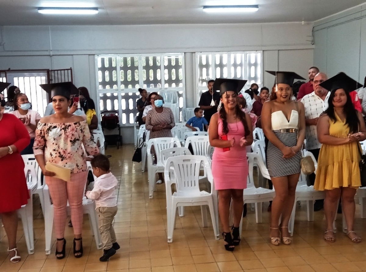 Un total di 8 mama hoben a gradua na Aruba Adventist Academy como ‘Life Coach’