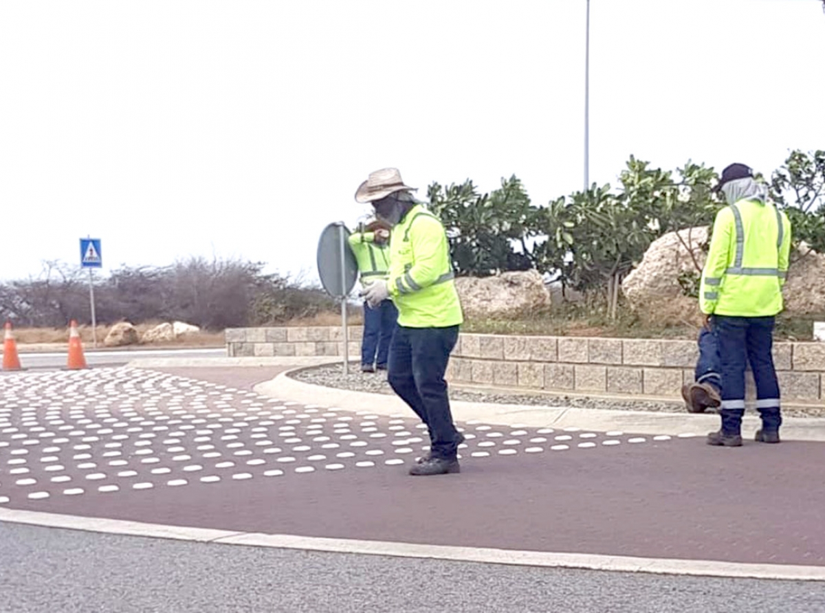 Rotonde riba Sero Tijsji awor tin obstaculonan pa descuracha chauffeurnan pasa mey-mey di dje