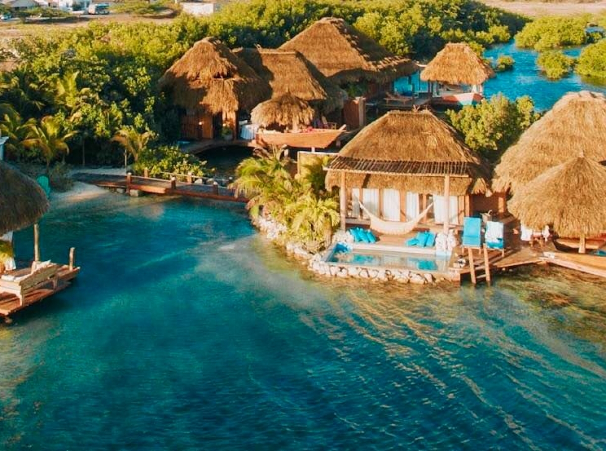 Aruba ta sobresali cu un di e top hotelnan favorito rond mundo pa 'honeymoon' y 'bungalownan'