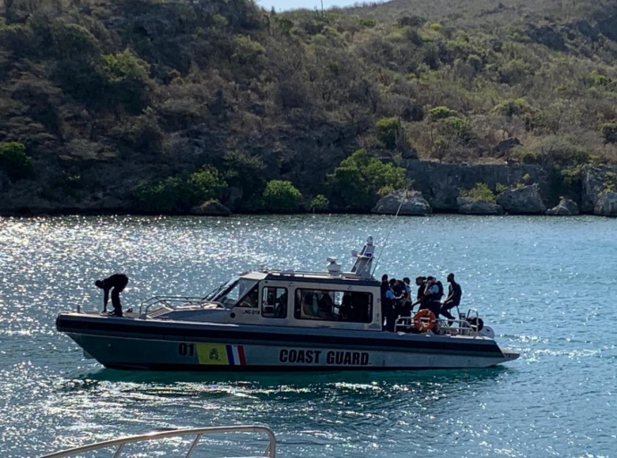 Guardacosta controlando botonan na Curacao a bin descubri droga