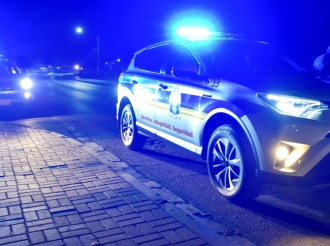 A los tiro riba señora pasando cu auto na Tanki Leendert