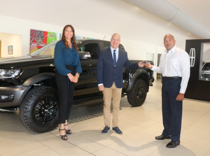 Minister Bikker a entrega na Guarda nos Costa dos pickup cu lo uza pa patruya costa
