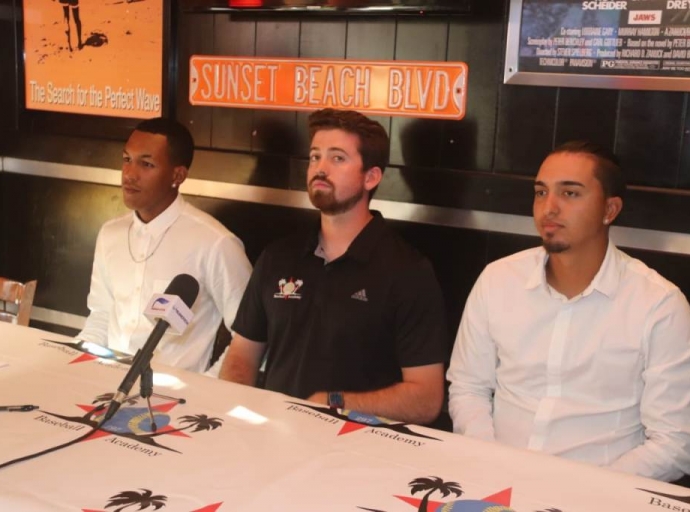 Peloteronan Jeremy Kelly y William de la Cruz a firma pa hunga baseball den NCAA division III