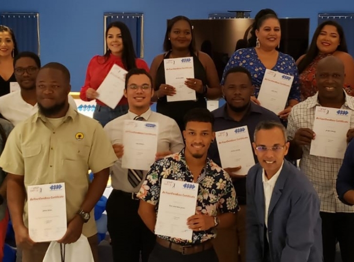 A otorga na 24 participante nan certificado di 'BeYourOwnBoss'