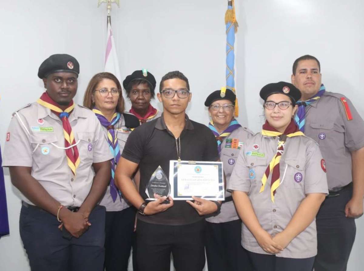 Scouting Aruba a reconoce Sebastian Boekhoudt pa su acto heroico