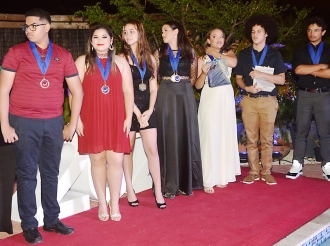 Juliana School a honra e mihornan durante nan anochi di graduacion