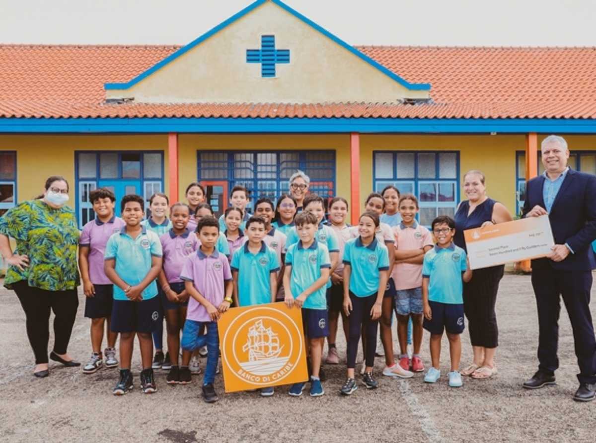 Banco di Caribe a entrega premio na e ganadornan di Festival di Canto Bos Escolar