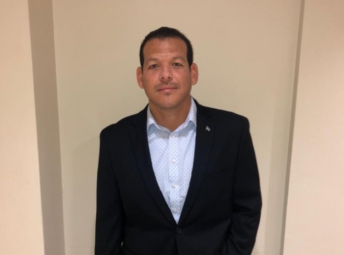 Rocco Tjon contento cu MEP y Raiz a sostene Polisnan di Aruba