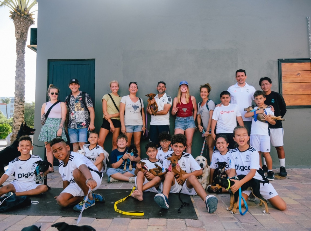 Participantenan di e Clinica di “Fundación Real Madrid” patrocina pa Banco di Caribe cu caminata social cu boluntario y cachonan di Aruba Animal Shelter