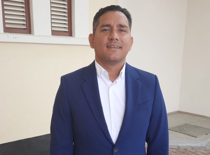 RAIZ ta bay tin dos miembro den Parlamento y miembronan como minister tambe