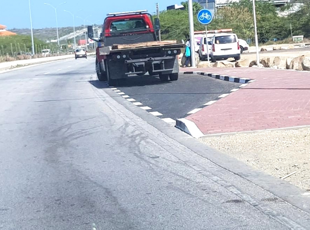 Porfin un Parada di Bus respeta traha dilanti Aeropuerto