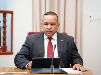 Ta Mike Eman a cera Beatrix School na 2014