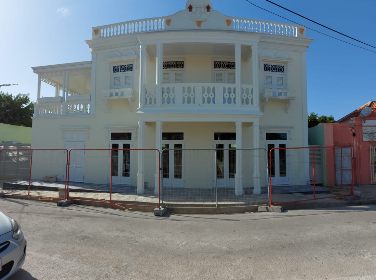 Cu e restauracion di e edificio di ex Botica Aruba na Steenweg a trece e decoracion di ‘Gingerbread’ bek  