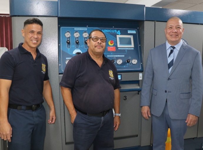 Minister Bikker a entrega ekiponan nobo na Cuerpo di Bombero