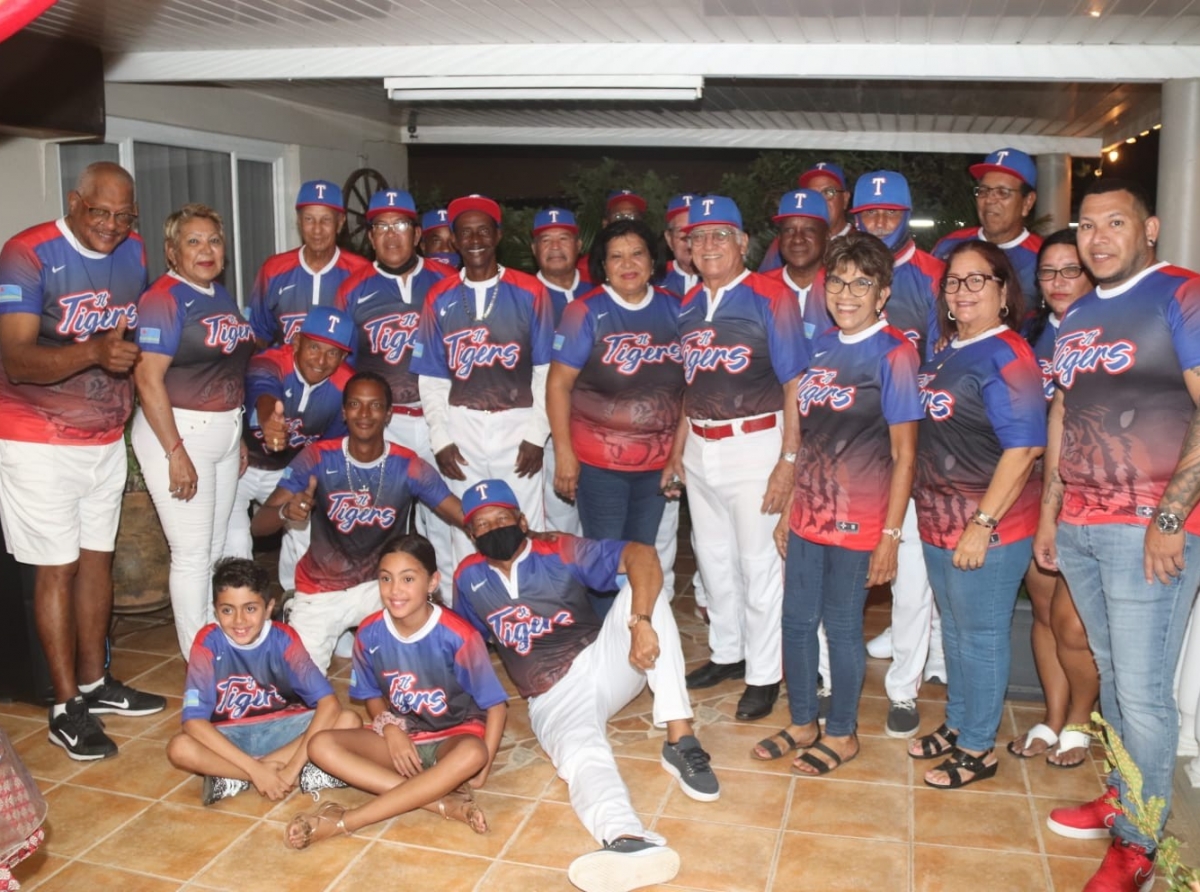 Team di Softball ‘Tigers’ a bautisa nan uniform nobo
