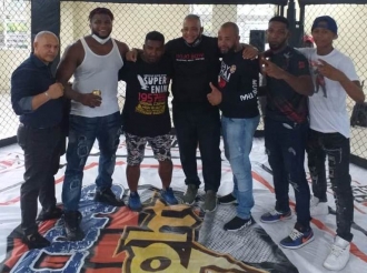 Devon Hoge haciendo tremendo trabao como referee internacional di Muay Thai